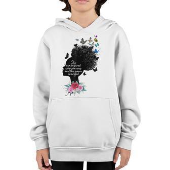 She Remembered Who She Was And The Game Changed Youth Hoodie - Thegiftio UK