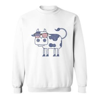 Retro Cow Merica Patriotic Us Flag 4Th Of July Farm Rancher Gift Sweatshirt - Monsterry UK