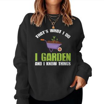 Gardening That_S What I Do I Garden And I Know Things Women Crewneck Graphic Sweatshirt - Seseable