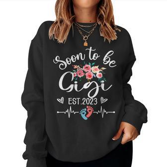 Soon To Be Gigi Est 2023 Floral Gigi Pregnancy Announcement Women Crewneck Graphic Sweatshirt - Thegiftio UK