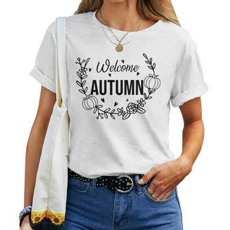 Welcome Autumn Flower Wreath Fall Present Women T-shirt - Seseable