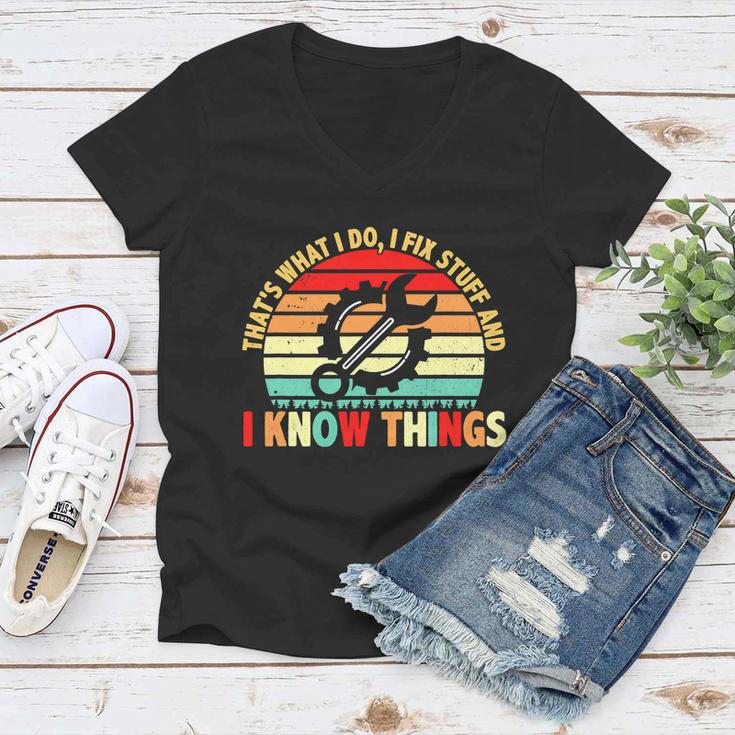 That What I Do I Fix Stuff I Know Things Vintage Mechanic Women V-Neck T-Shirt