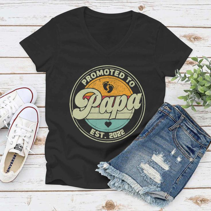Vintage Promoted To Papa 2022 For New Papa First Time Retro Women V-Neck T-Shirt