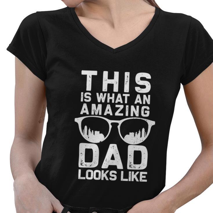 Fathers Day Funny This Is What An Amazing Dad Looks Like Women V-Neck T-Shirt