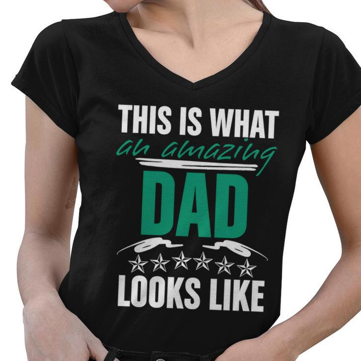 Funny Amazing Dad This Is What An Amazing Dad Looks Like Cute Gift Women V-Neck T-Shirt