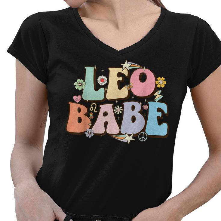 Retro Groovy Leo Babe July & August Birthday Leo Zodiac Sign  Women V-Neck T-Shirt