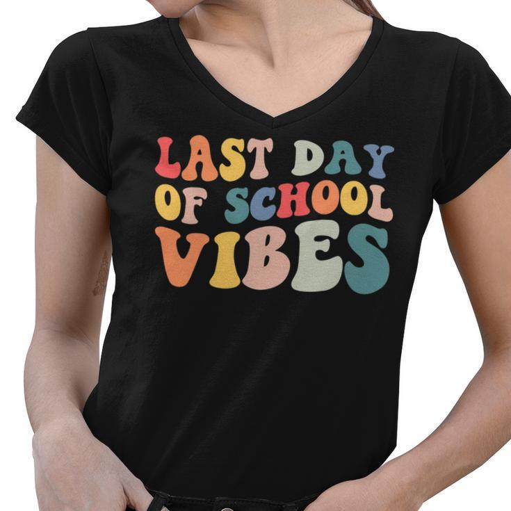 Retro Last Day Of School Vibes Summer Teacher Goodbye School Women V-Neck T-Shirt