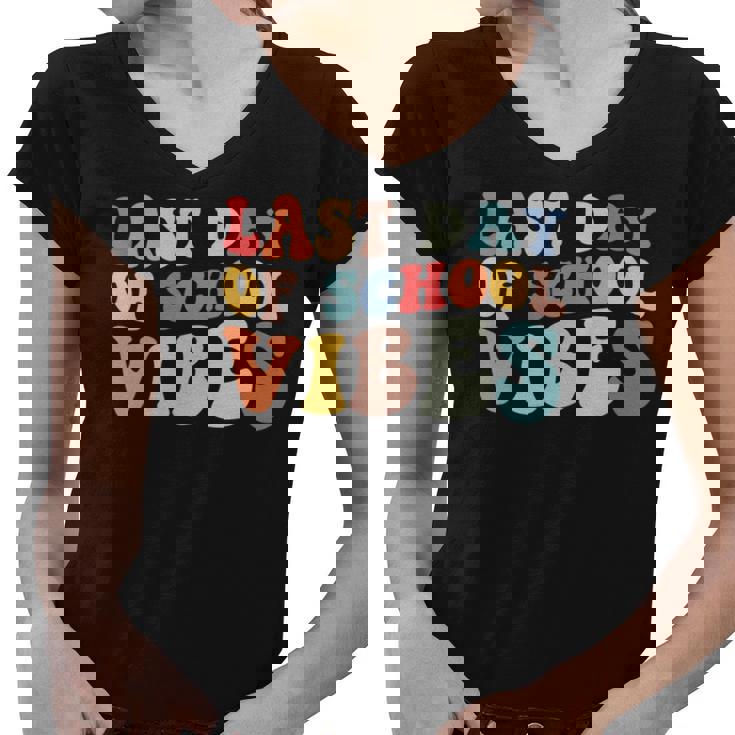 Retro Last Day Of School Vibes Summer Teacher Goodbye School Women V-Neck T-Shirt