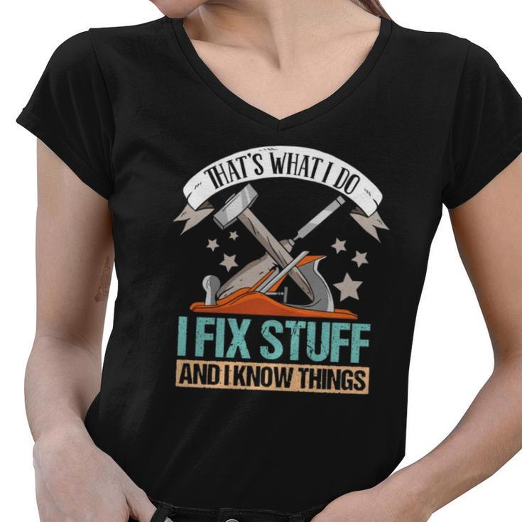 That&8217S What I Do I Fix Stuff And I Know Things Carpenter  Women V-Neck T-Shirt