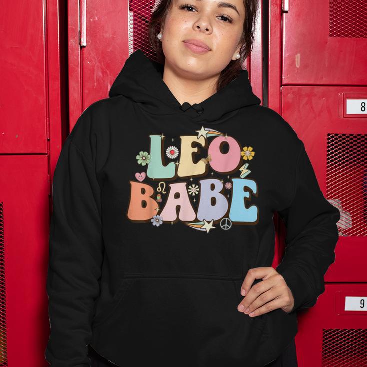 Retro Groovy Leo Babe July & August Birthday Leo Zodiac Sign Women Hoodie Funny Gifts