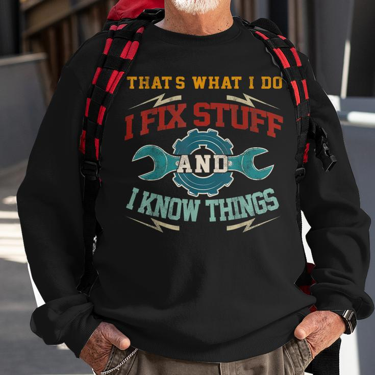 I Fix Stuff And I Know Things Thats What I Do Funny Saying Sweatshirt Gifts for Old Men