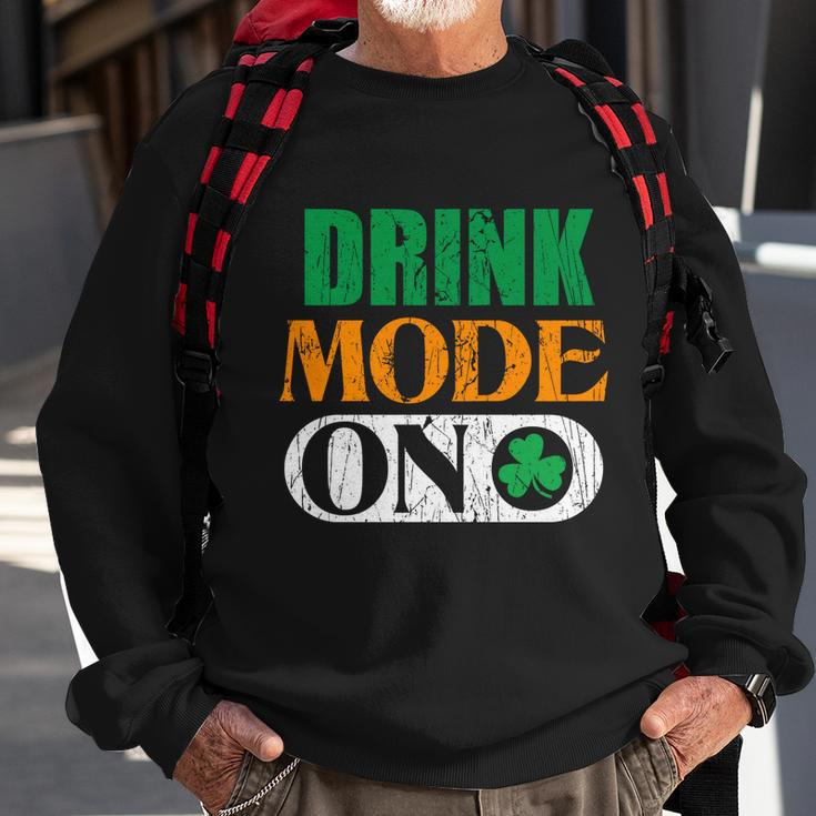 Mode On Happy St Patricks Day Flag Irish Shamrock Gift Graphic Design Printed Casual Daily Basic Sweatshirt Gifts for Old Men