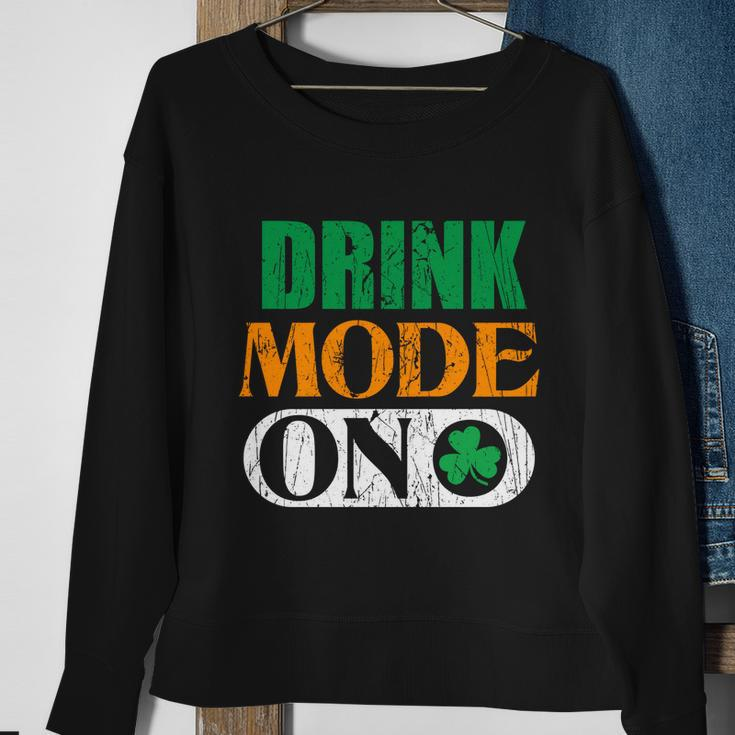 Mode On Happy St Patricks Day Flag Irish Shamrock Gift Graphic Design Printed Casual Daily Basic Sweatshirt Gifts for Old Women