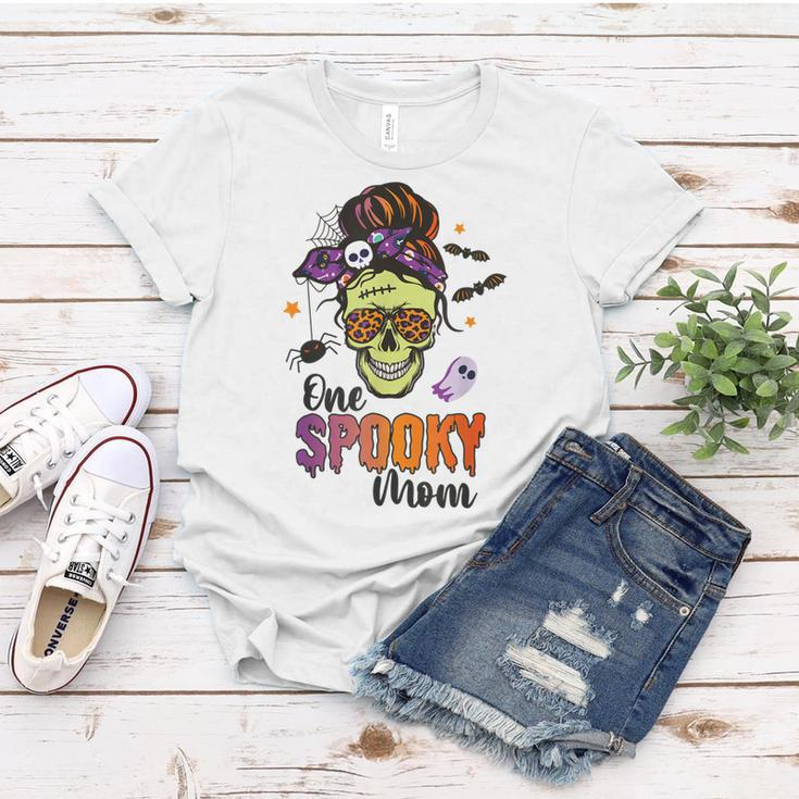 One Spooky Mama Mom Halloween Skull Messy Hair Bun Mother Women T-shirt Funny Gifts