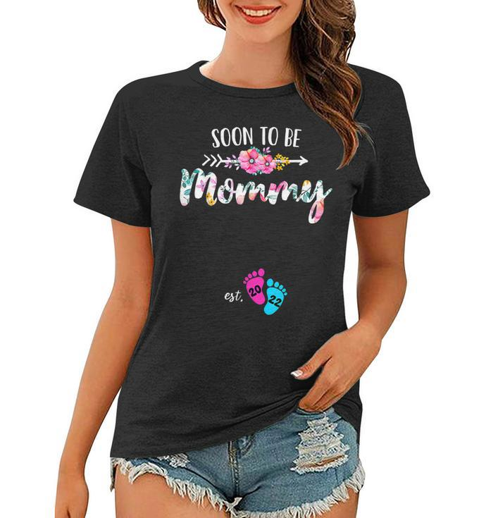 2022 Soon To Be Mommy Est 2022 Floral New Mom Mothers Day  Women T-shirt