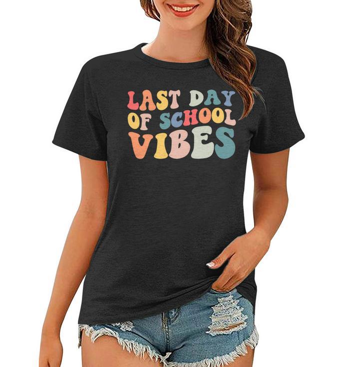 Retro Last Day Of School Vibes Summer Teacher Goodbye School Women T-shirt