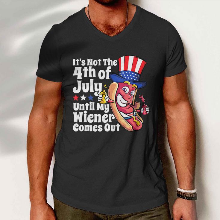 Mens Funny 4Th Of July Hot Dog Wiener Comes Out Adult Humor Gift Men V-Neck Tshirt