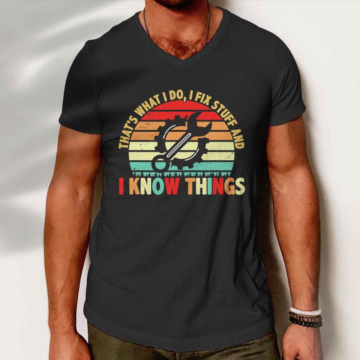 That What I Do I Fix Stuff I Know Things Vintage Mechanic Men V-Neck Tshirt