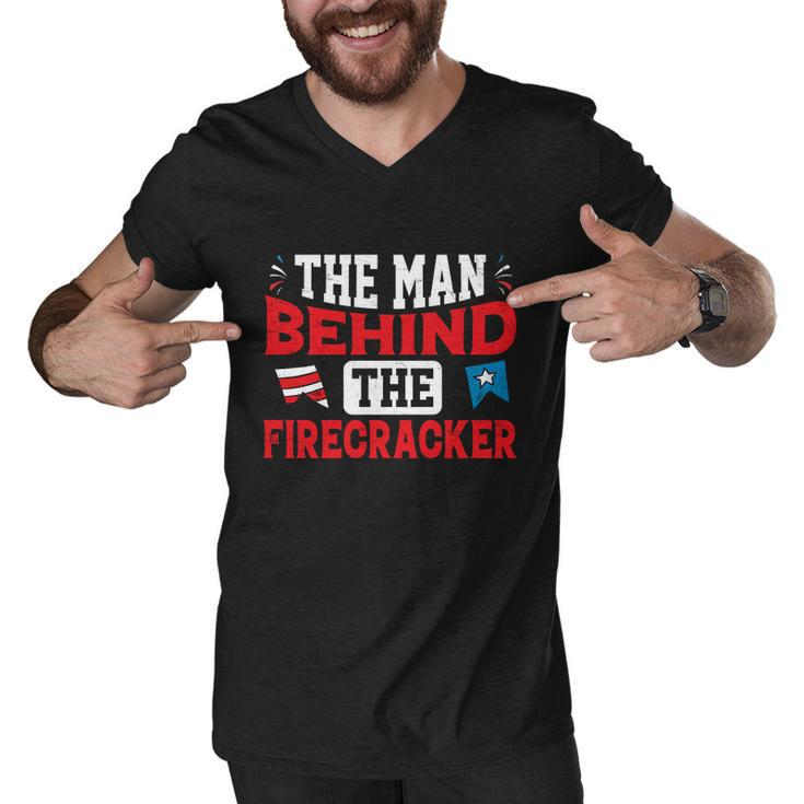 4Th Of July Pregnancy Gift The Man Behind The Firecracker Cool Gift Men V-Neck Tshirt