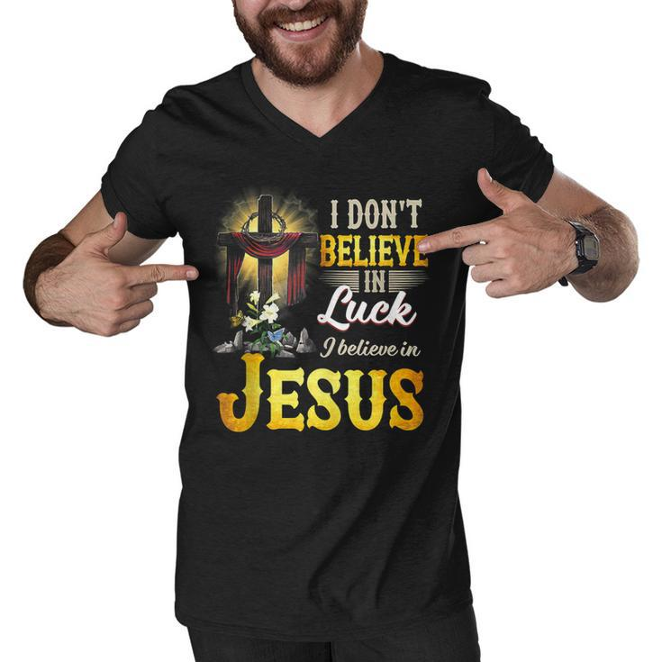 Cross In The Halo I Don‘T Believe In Luck Believe In Jesus  Men V-Neck Tshirt