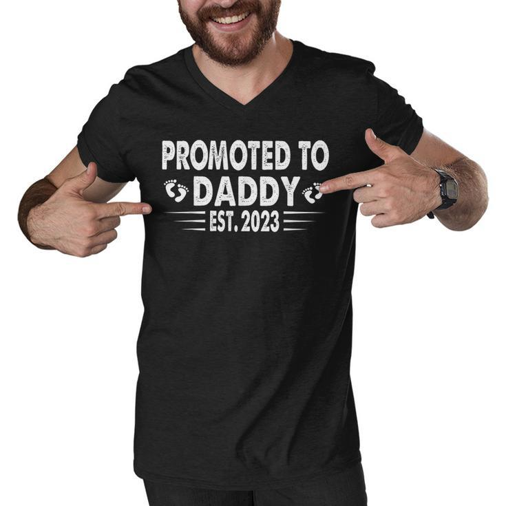 Mens Promoted To Daddy 2023 Soon To Be Daddy 2023 First Time Dad  Men V-Neck Tshirt