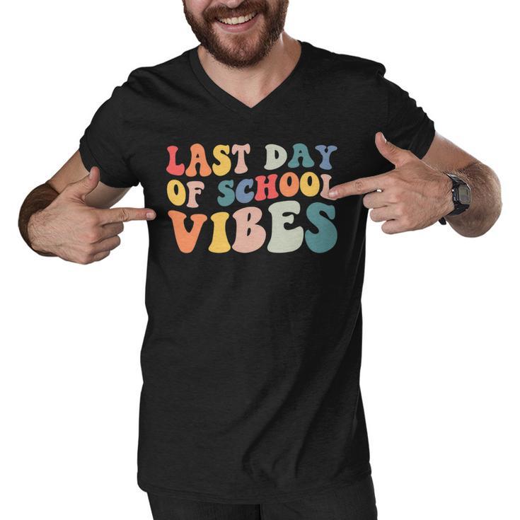 Retro Last Day Of School Vibes Summer Teacher Goodbye School Men V-Neck Tshirt