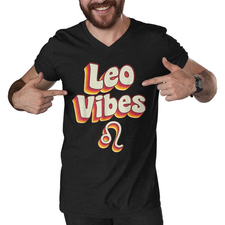 Retro Leo Zodiac Sign Astrology July August Birthday Leo  Men V-Neck Tshirt