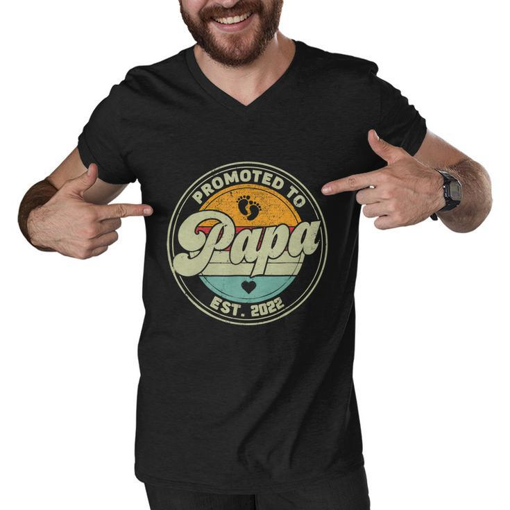 Vintage Promoted To Papa 2022 For New Papa First Time Retro Men V-Neck Tshirt