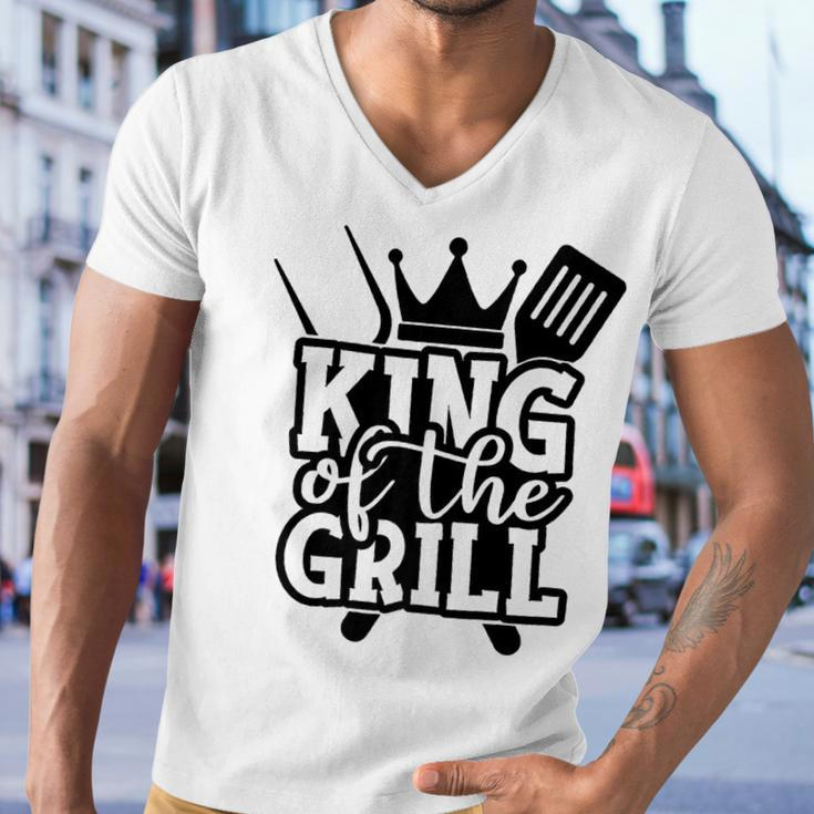 King Grill Grilling Gift Barbecue Fathers Day Dad Bbq V2 Men V-Neck Tshirt