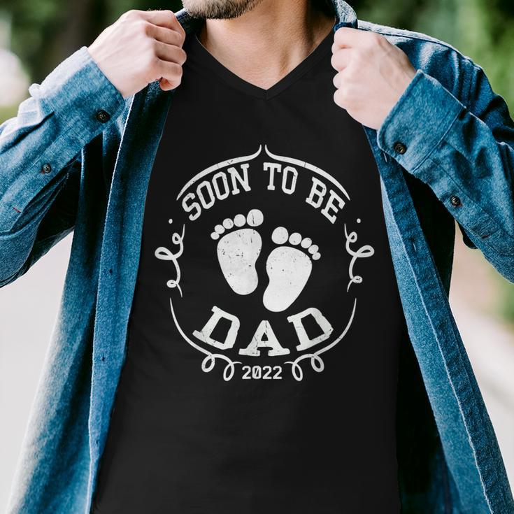 2022 Mens Soon To Be Dad 2022 Fathers Day First Time Daddy Men V-Neck Tshirt