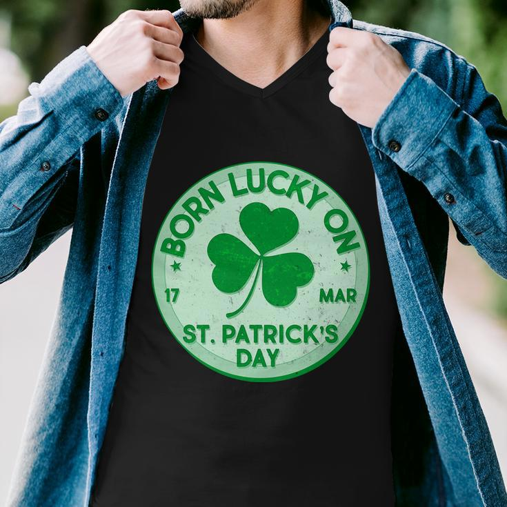 Born Lucky On St Patricks Day Graphic Design Printed Casual Daily Basic Men V-Neck Tshirt