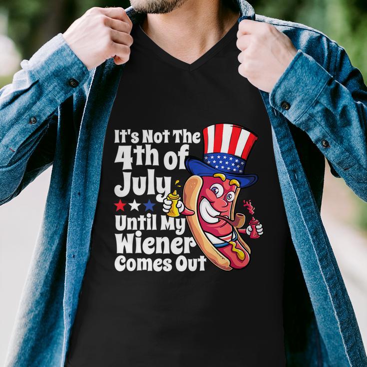 Mens Funny 4Th Of July Hot Dog Wiener Comes Out Adult Humor Gift Men V-Neck Tshirt