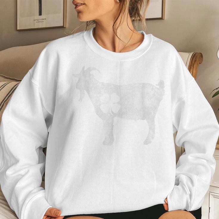 Vintage St Patricks Day Funny Goat Irish Llama Shamrock Gift Women Crewneck Graphic Sweatshirt Gifts for Her