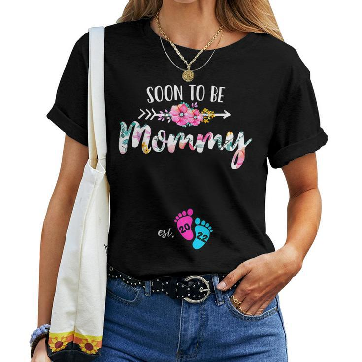 2022 Soon To Be Mommy Est 2022 Floral New Mom Women T-shirt