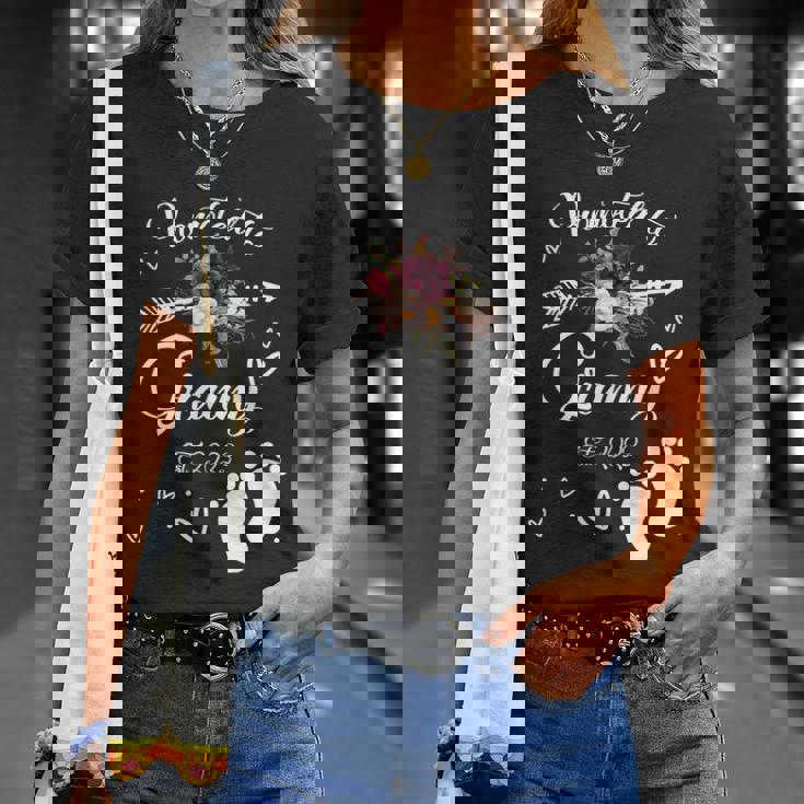 Promoted To Granny Est 2023 Floral First Time Granny T-Shirt Gifts for Her