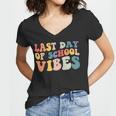 Retro Last Day Of School Vibes Summer Teacher Goodbye School Women V-Neck T-Shirt